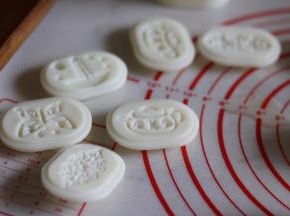 9现在我们就可以做绿豆糕了，我用的法焙客50克绿豆糕模具。