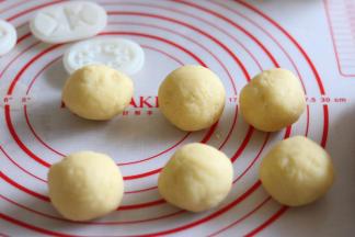 10把绿豆沙，分成小块，搓成圆球，每个大约重48克，一共做了15个。