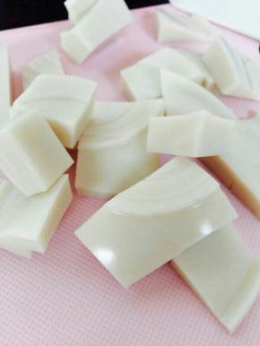 碗团切成小块，备用。