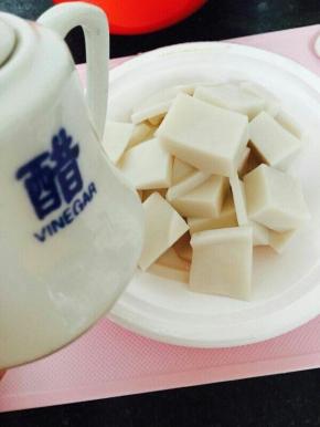 将切好的碗团放在碗里，倒醋。