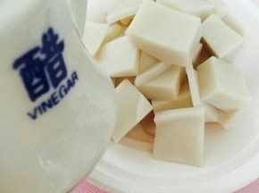 将切好的碗团放在碗里，倒醋。