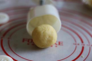 11模具里面装上花片，顺时针转动一下，卡主就好。把圆球放入模具里，往下按一下，绿豆糕就出来了。