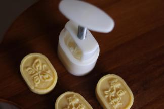 12可以换不同的花片，刻出不同的图案。绿豆糕里面也可以包入自己喜欢的馅料。