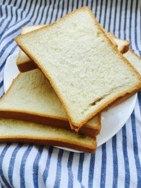 准备土司，有面包糠的可以省略。