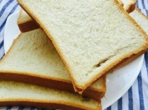 准备土司，有面包糠的可以省略。