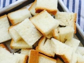 土司切小块。