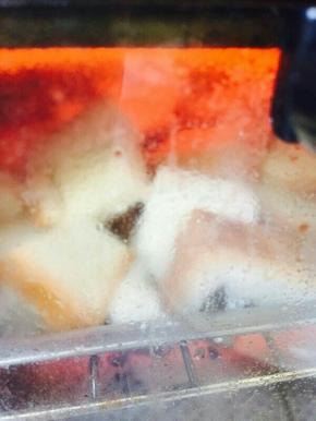 切好的土司放在烤箱，大约5分钟左右。期间要注意翻面，避免糊了。