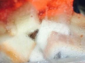 切好的土司放在烤箱，大约5分钟左右。期间要注意翻面，避免糊了。