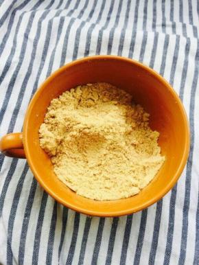 烤好的土司放在搅拌机打成粉。