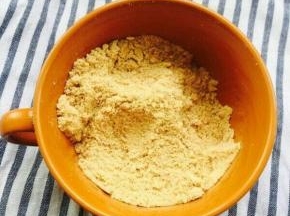 烤好的土司放在搅拌机打成粉。