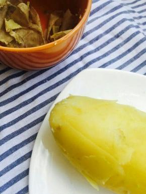 土豆上锅蒸熟，去皮。