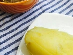 土豆上锅蒸熟，去皮。