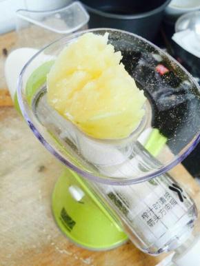 去皮的土豆放在料理机打成泥备用。