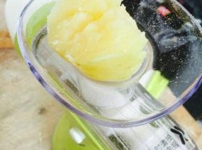 去皮的土豆放在料理机打成泥备用。