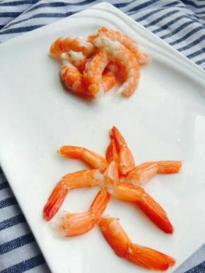 虾去掉虾尾备用。