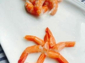 虾去掉虾尾备用。