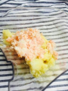 虾仁放搅拌机打成泥。