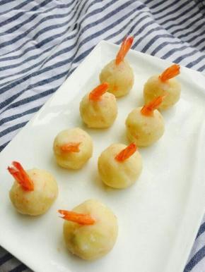 将土豆泥和虾泥搅拌在一起，团成球，裹上一层鸡蛋液，最后裹一层面包糠。