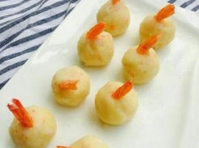 将土豆泥和虾泥搅拌在一起，团成球，裹上一层鸡蛋液，最后裹一层面包糠。