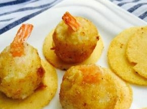 锅中入油，烧至八成热，下入虾球，炸熟即可。
