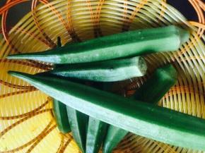 秋葵洗净备用。