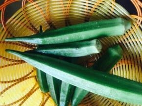 秋葵洗净备用。