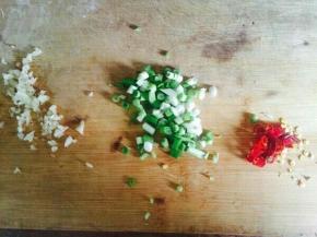 葱蒜切末，干辣椒切断。