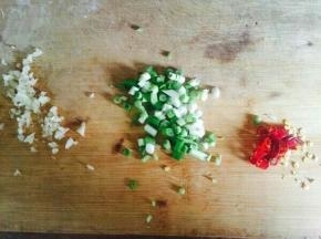 葱蒜切末，干辣椒切断。