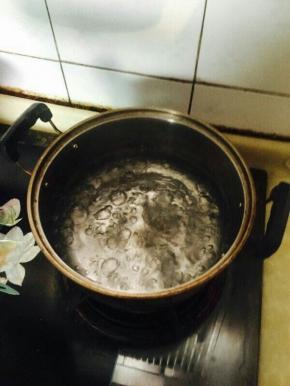 锅中水烧开。