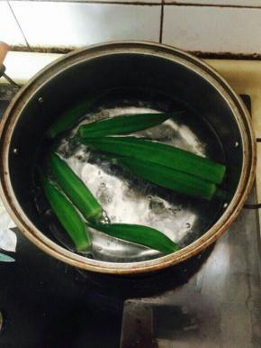 下入秋葵，煮一分钟左右捞出。