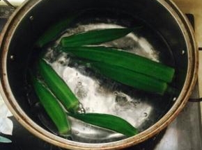 下入秋葵，煮一分钟左右捞出。