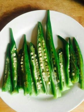 煮好的秋葵对半切开，摆盘。