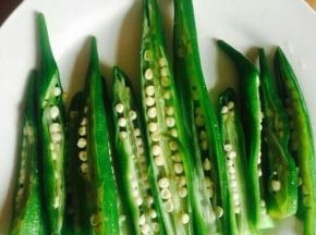 煮好的秋葵对半切开，摆盘。