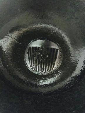 锅入油，放入花椒粒。