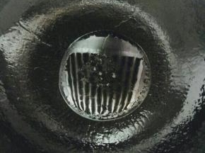 锅入油，放入花椒粒。