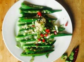 切开的秋葵上铺好葱蒜末以及干辣椒。