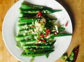 切开的秋葵上铺好葱蒜末以及干辣椒。