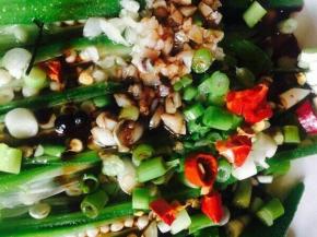 将烧热的油浇在秋葵上，淋入耗油，味极鲜，少许食盐即可。