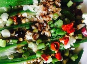 将烧热的油浇在秋葵上，淋入耗油，味极鲜，少许食盐即可。