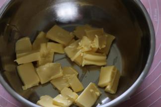 1无盐黄油室温软化，能用手轻松按出手印即可。