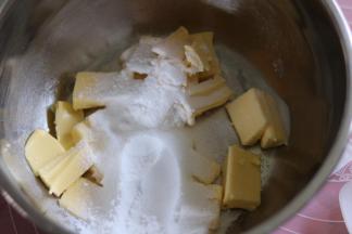 2加入糖粉，稍微搅拌下防止打蛋器打发时纷飞。