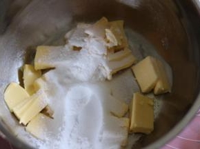 2加入糖粉，稍微搅拌下防止打蛋器打发时纷飞。