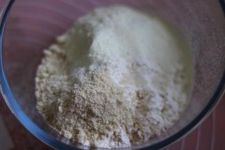 4低粉、盐、杏仁粉、奶粉混合均匀。