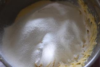 5把混合好的粉类，筛入步骤3黄油糊里，刮刀拌匀。