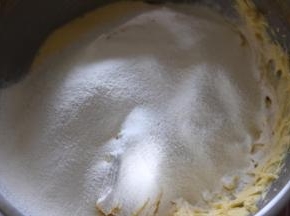 5把混合好的粉类，筛入步骤3黄油糊里，刮刀拌匀。