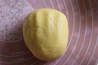 6因为不同品牌面粉吸水性有所不同，如果拌好还有点粘手，可以放冰箱冷藏一会，在进行操作。