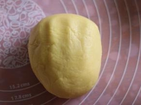 6因为不同品牌面粉吸水性有所不同，如果拌好还有点粘手，可以放冰箱冷藏一会，在进行操作。