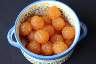 7冷藏饼皮的时候，把事先炒好的馅料平均分为15克一个，搓圆。爱吃馅料的也可以分为18克一个。