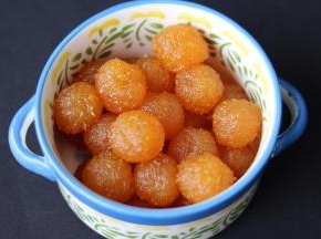 7冷藏饼皮的时候，把事先炒好的馅料平均分为15克一个，搓圆。爱吃馅料的也可以分为18克一个。