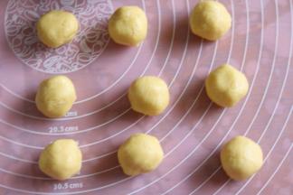 8取出饼皮分为20克一个的小面团，滚圆。